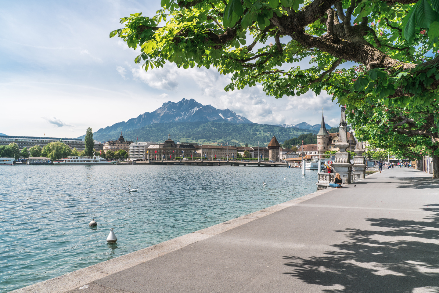 Carl Spitteler Quai, Flanieren in der Stadt Luzern, mit Blick au Foxtrail Kronos Luzern Seepromenade 3